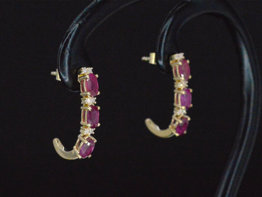 Gouden oorbellen met diamanten en robijn