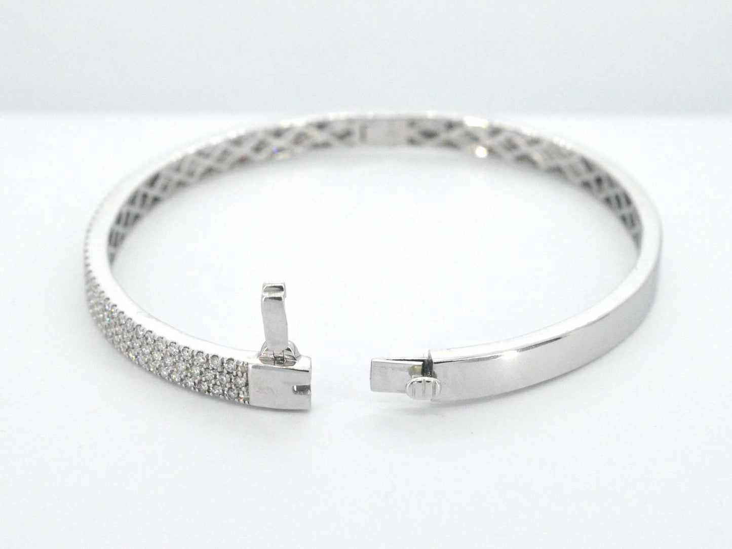 Witgouden vaste armband met briljant geslepen diamant