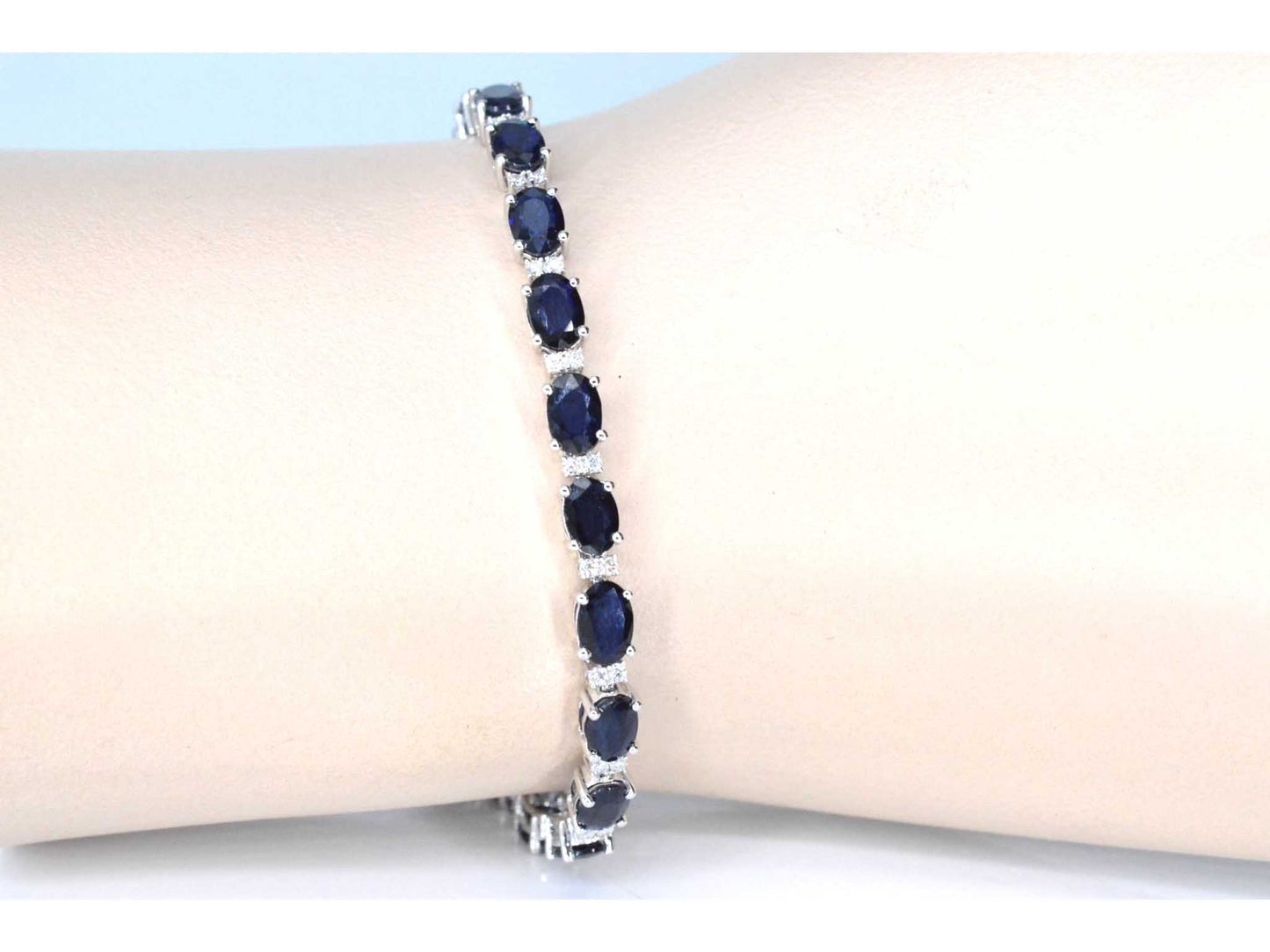 Witgouden tennisarmband met diamanten en saffier