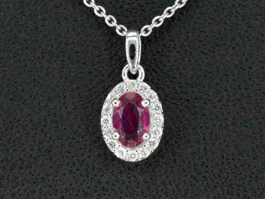 Witgouden entourage hanger met diamanten en robijn