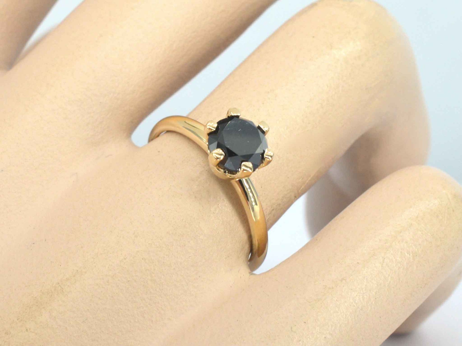 Gouden solitaire ring met één briljant geslepen zwarte diamant