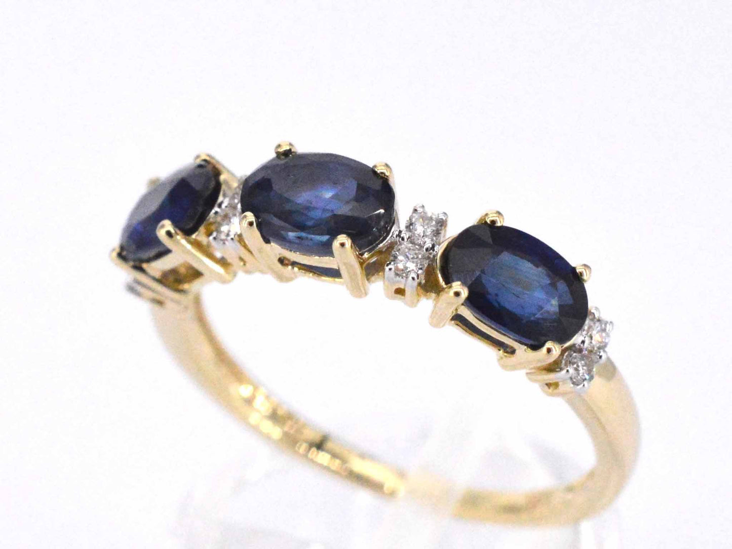 Gouden ring met diamanten en saffier