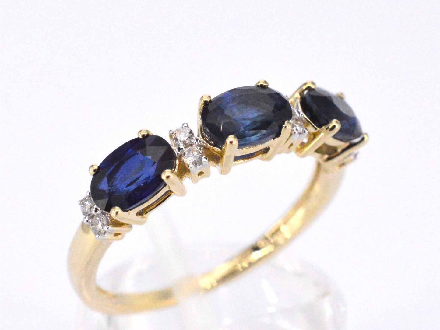 Gouden ring met diamanten en saffier