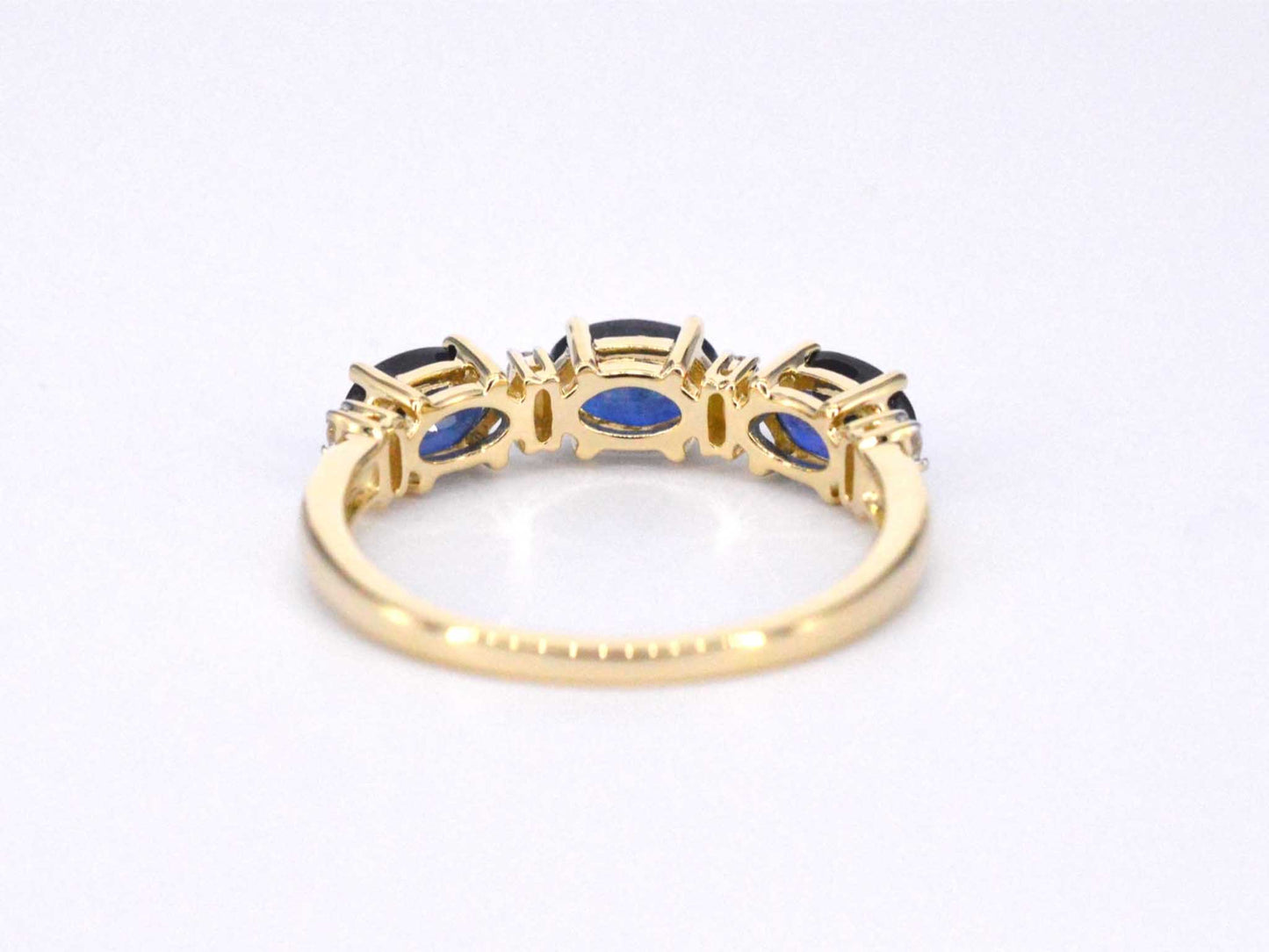 Gouden ring met diamanten en saffier