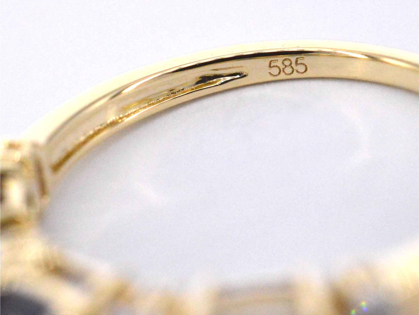 Gouden ring met diamanten en saffier