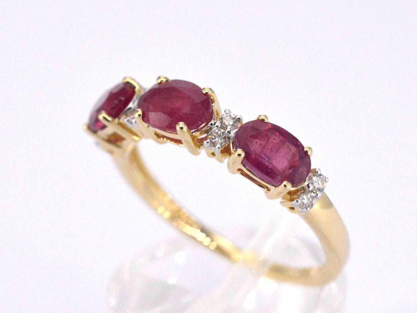 Gouden ring met diamanten en robijn