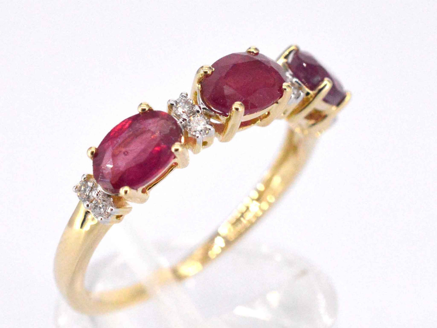 Gouden ring met diamanten en robijn
