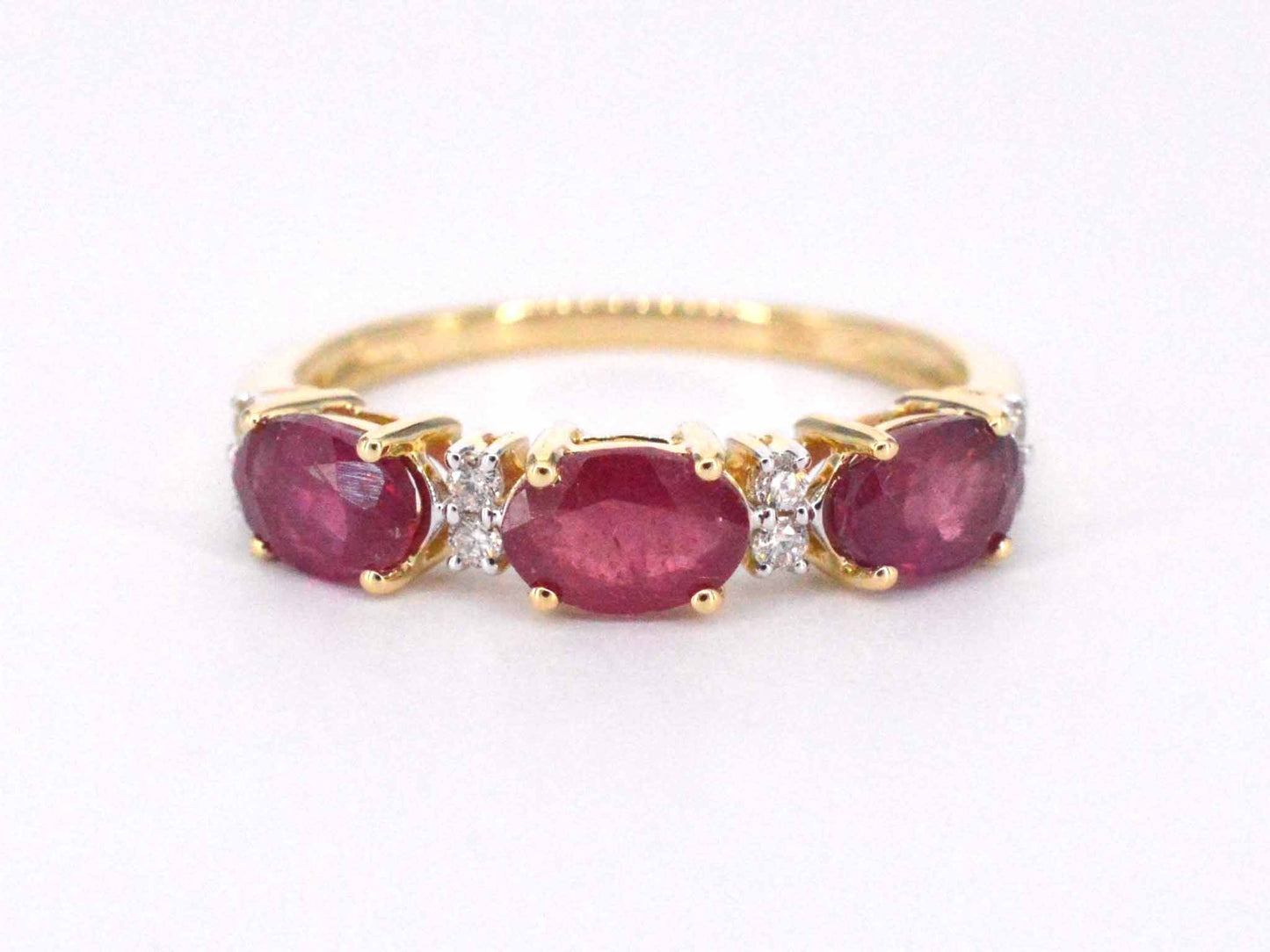 Gouden ring met diamanten en robijn