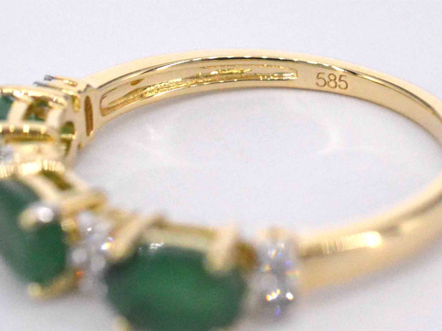 Gouden ring met diamanten en smaragd