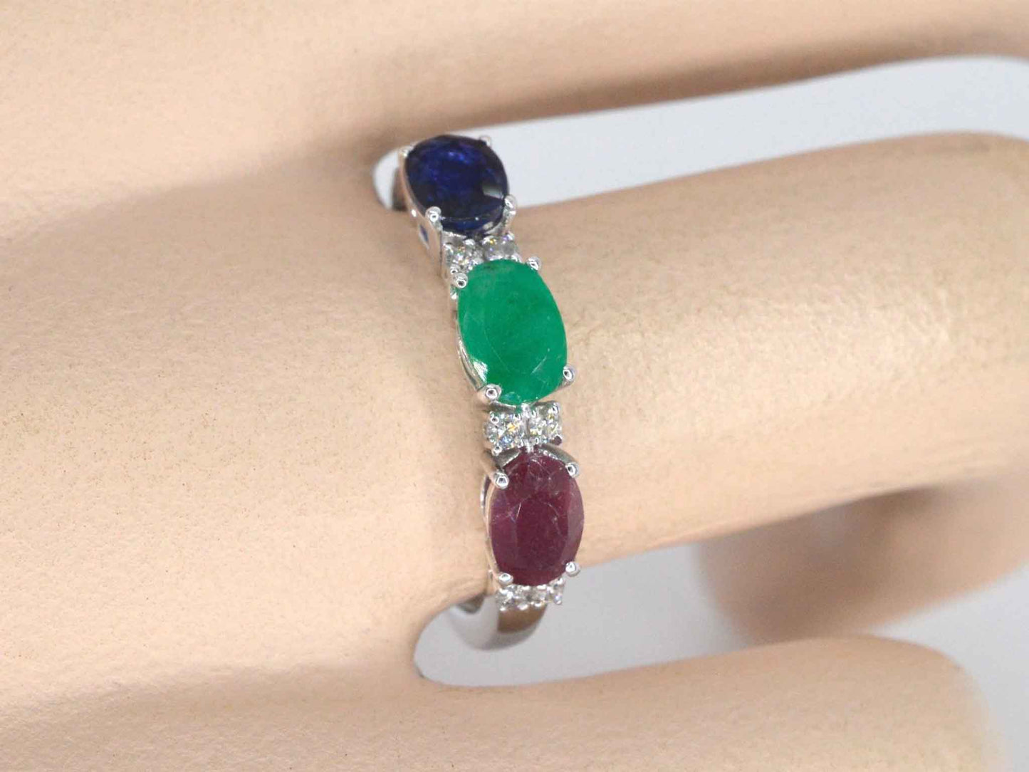 Witgouden ring met diamanten, saffier, robijn en smaragd