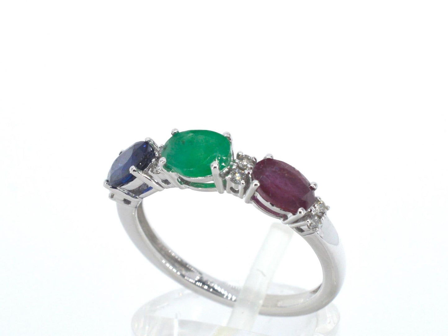 Witgouden ring met diamanten, saffier, robijn en smaragd