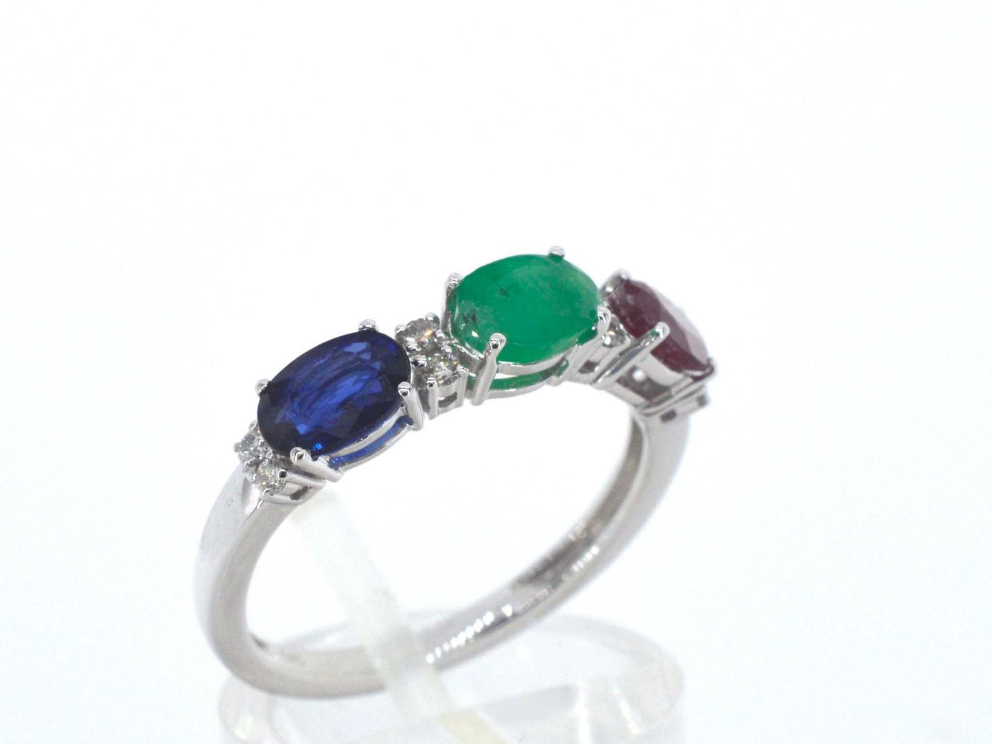Witgouden ring met diamanten, saffier, robijn en smaragd