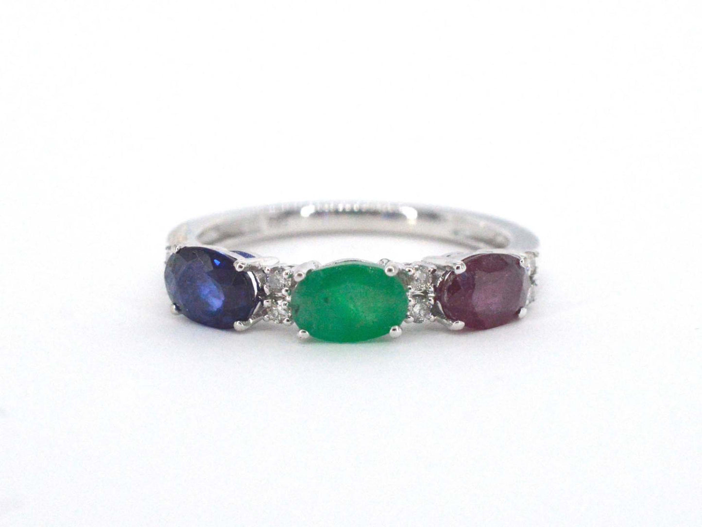 Witgouden ring met diamanten, saffier, robijn en smaragd
