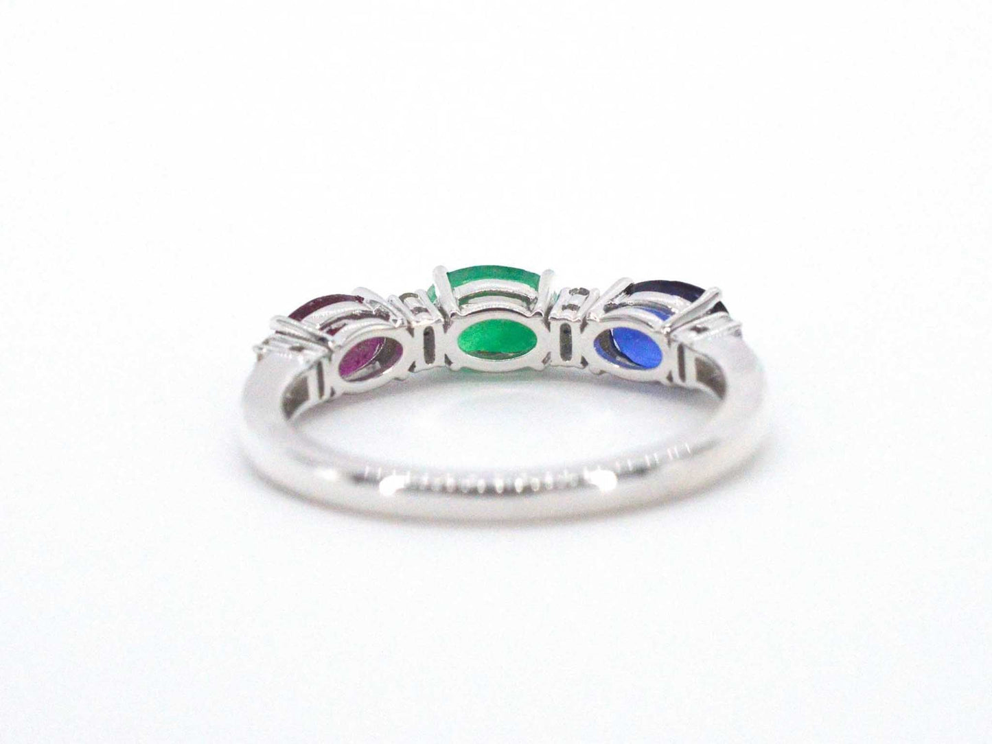 Witgouden ring met diamanten, saffier, robijn en smaragd