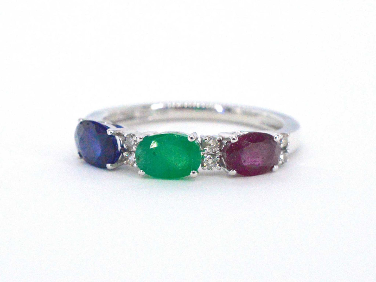 Witgouden ring met diamanten, saffier, robijn en smaragd