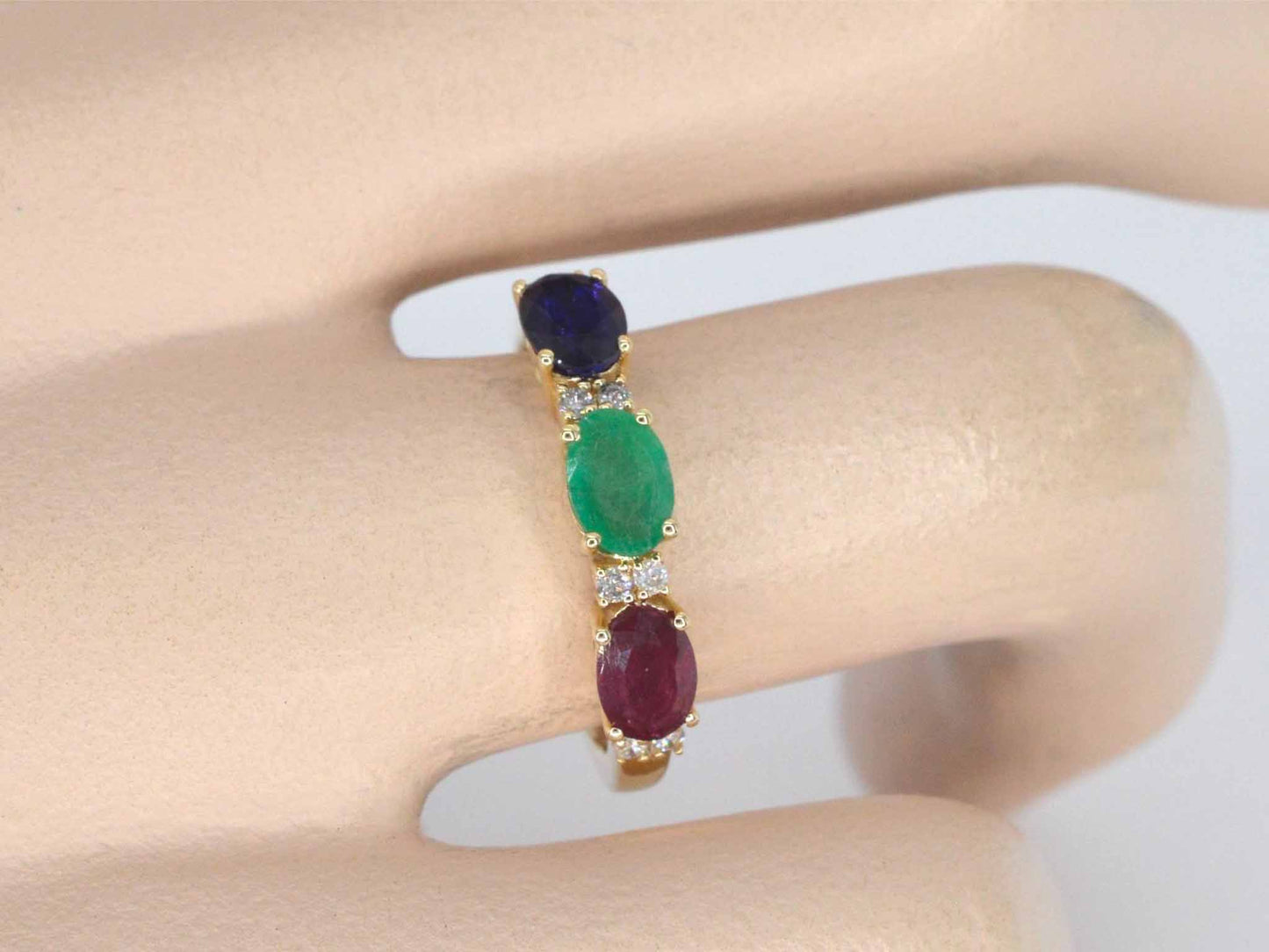 Gouden ring met diamanten en saffier, robijn, smaragd