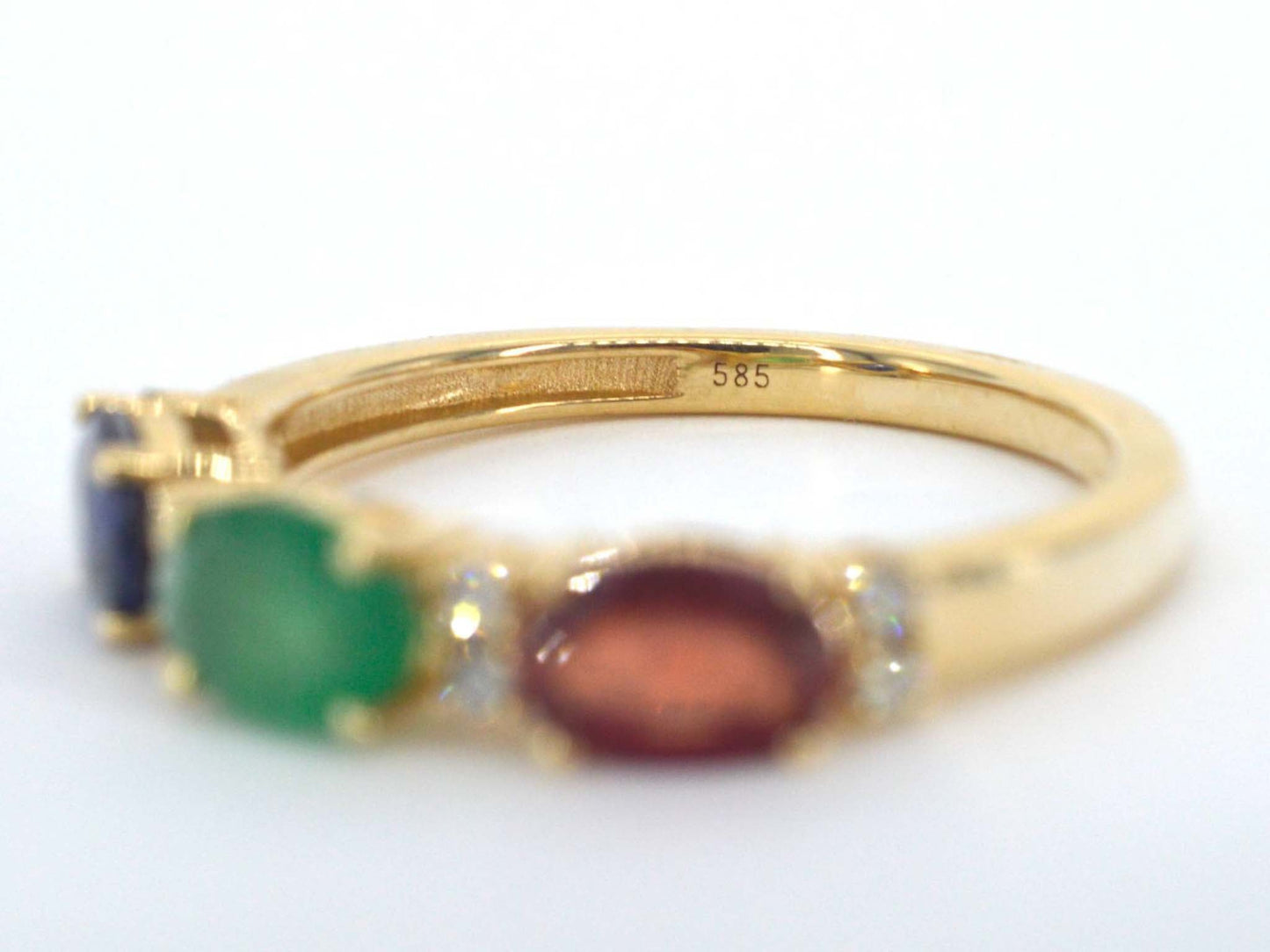 Gouden ring met diamanten en saffier, robijn, smaragd