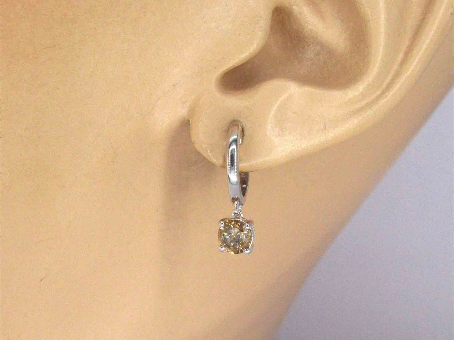 Witgouden oorbellen met natuurlijke diamanten