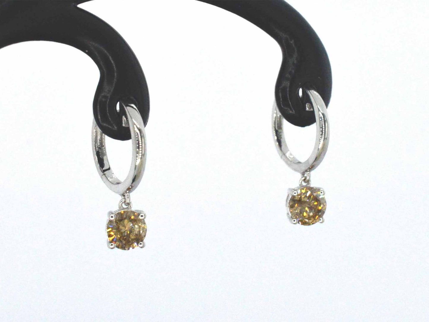 Witgouden oorbellen met natuurlijke diamanten