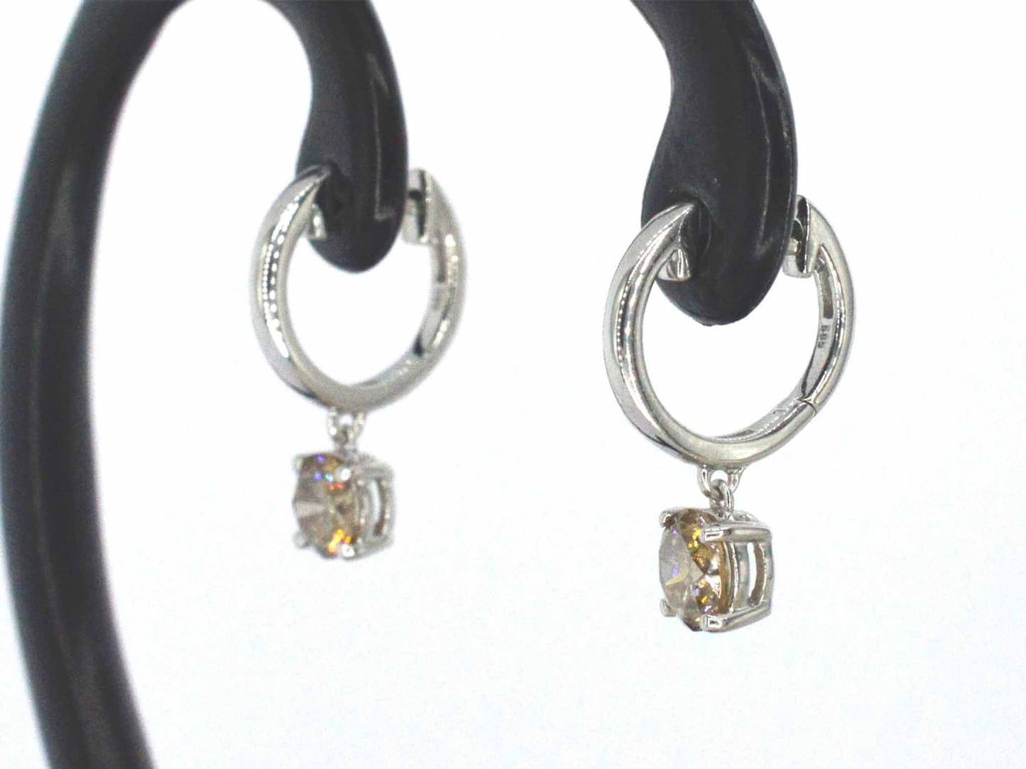 Witgouden oorbellen met natuurlijke diamanten