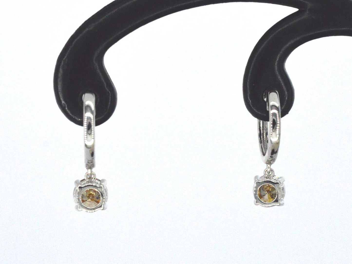 Witgouden oorbellen met natuurlijke diamanten