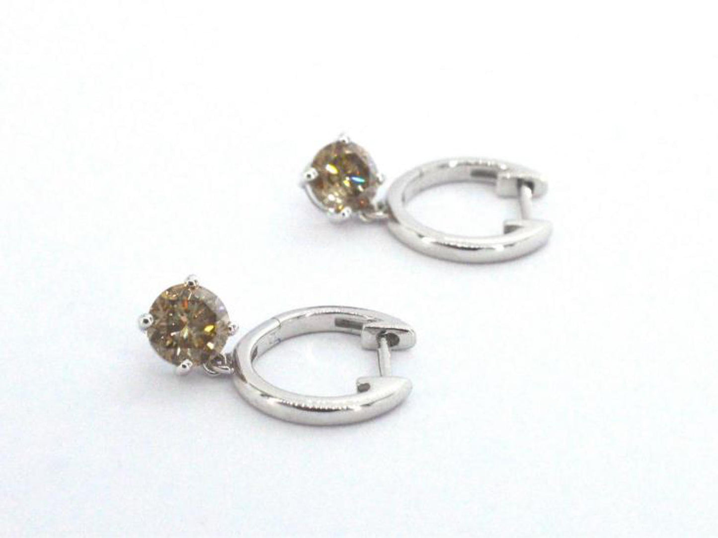 Witgouden oorbellen met natuurlijke diamanten