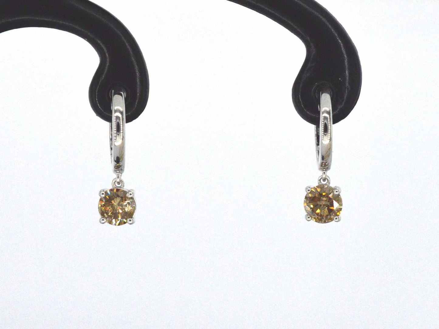 Witgouden oorbellen met natuurlijke diamanten