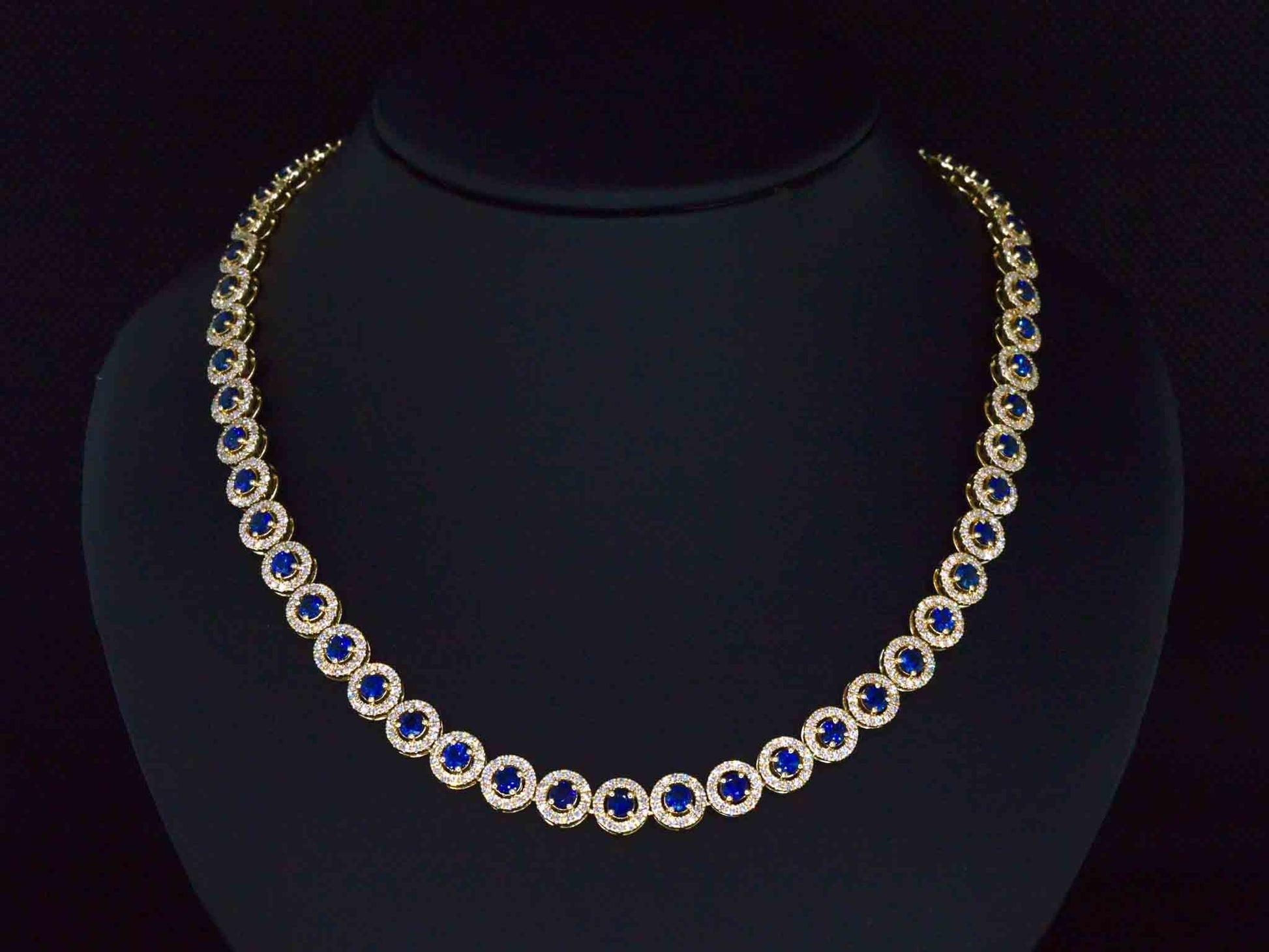 Gouden collier volledig met witte diamanten en saffieren 17.00 carat