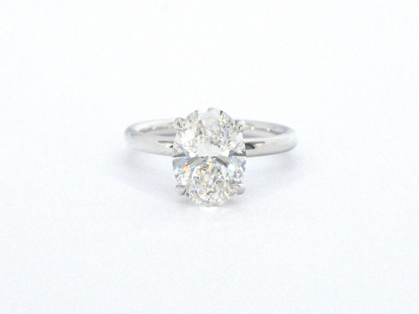 Witgouden ring met een ovaal geslepen diamant van 3.00 carat