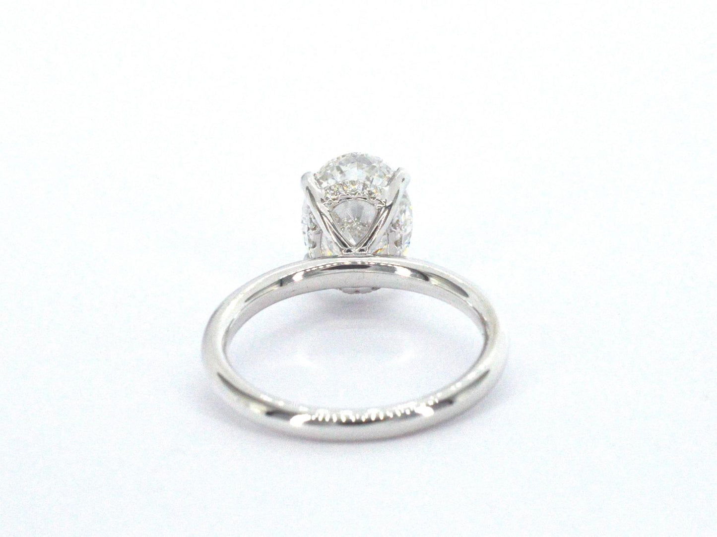 Witgouden ring met een ovaal geslepen diamant van 3.00 carat