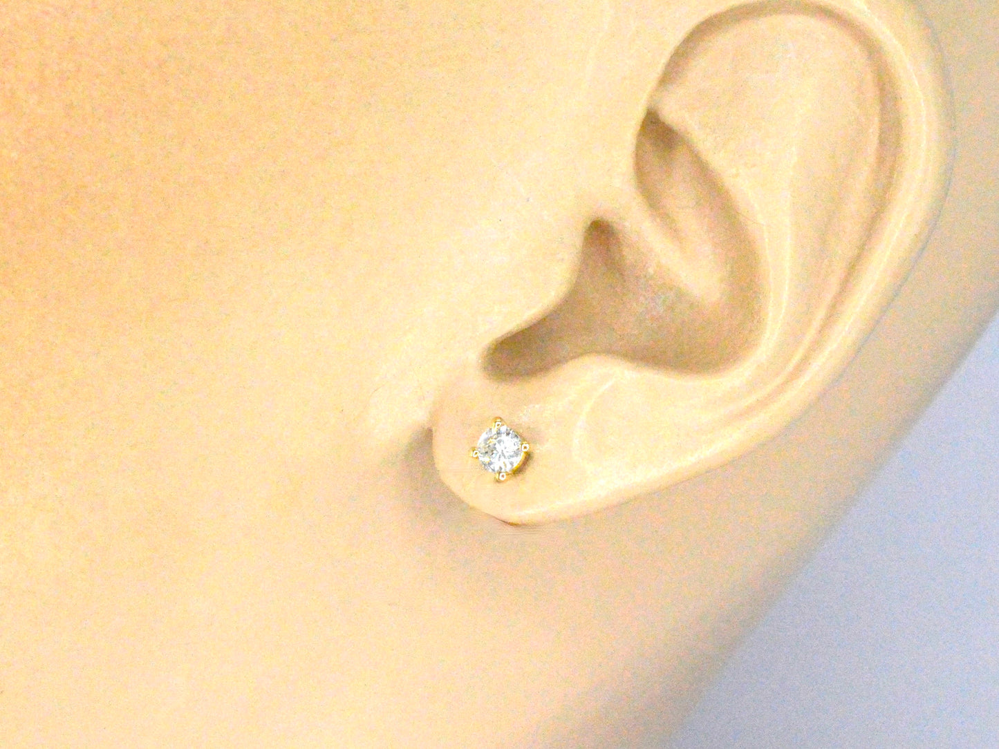 Geelgouden solitair oorbellen met natuurlijke diamanten