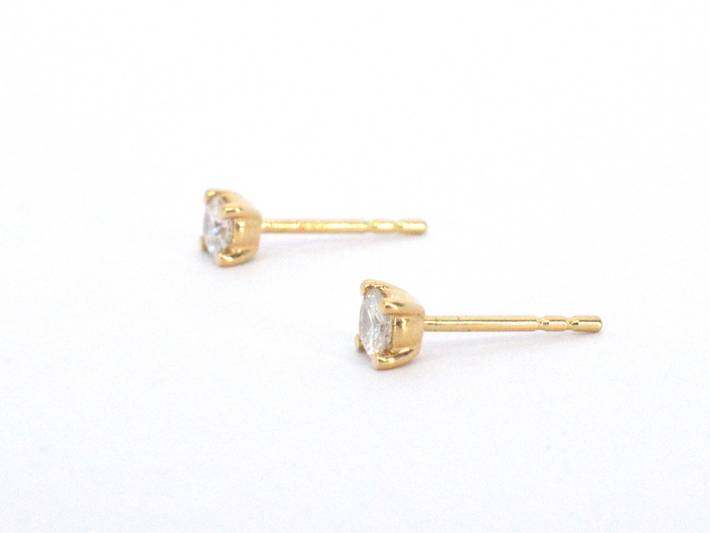 Geelgouden solitair oorbellen met natuurlijke diamanten