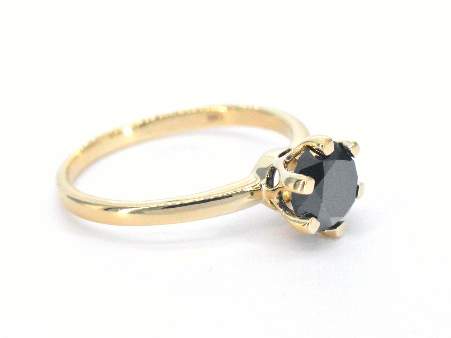 Gouden solitaire ring met één briljant geslepen zwarte diamant