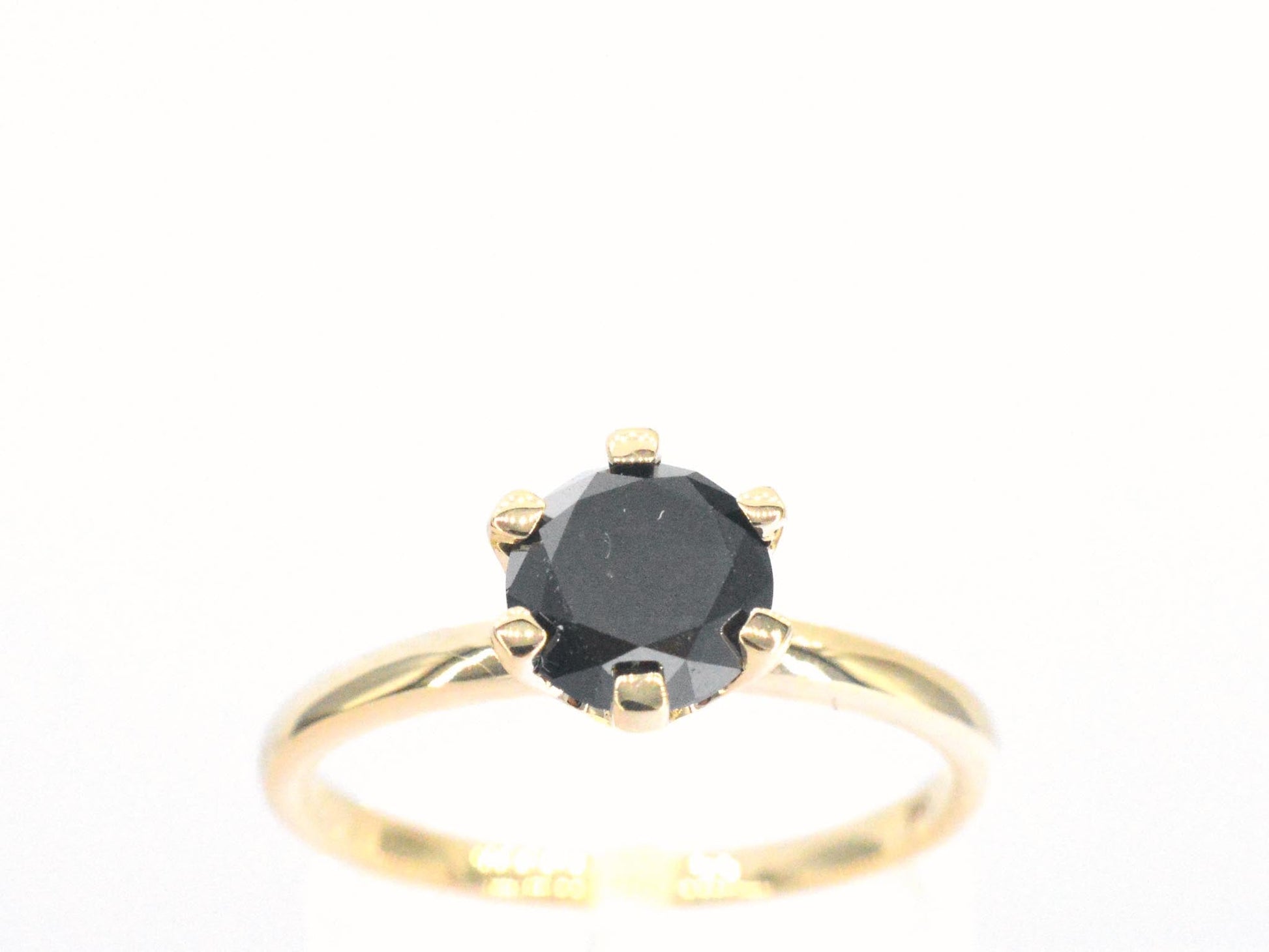 Gouden solitaire ring met één briljant geslepen zwarte diamant