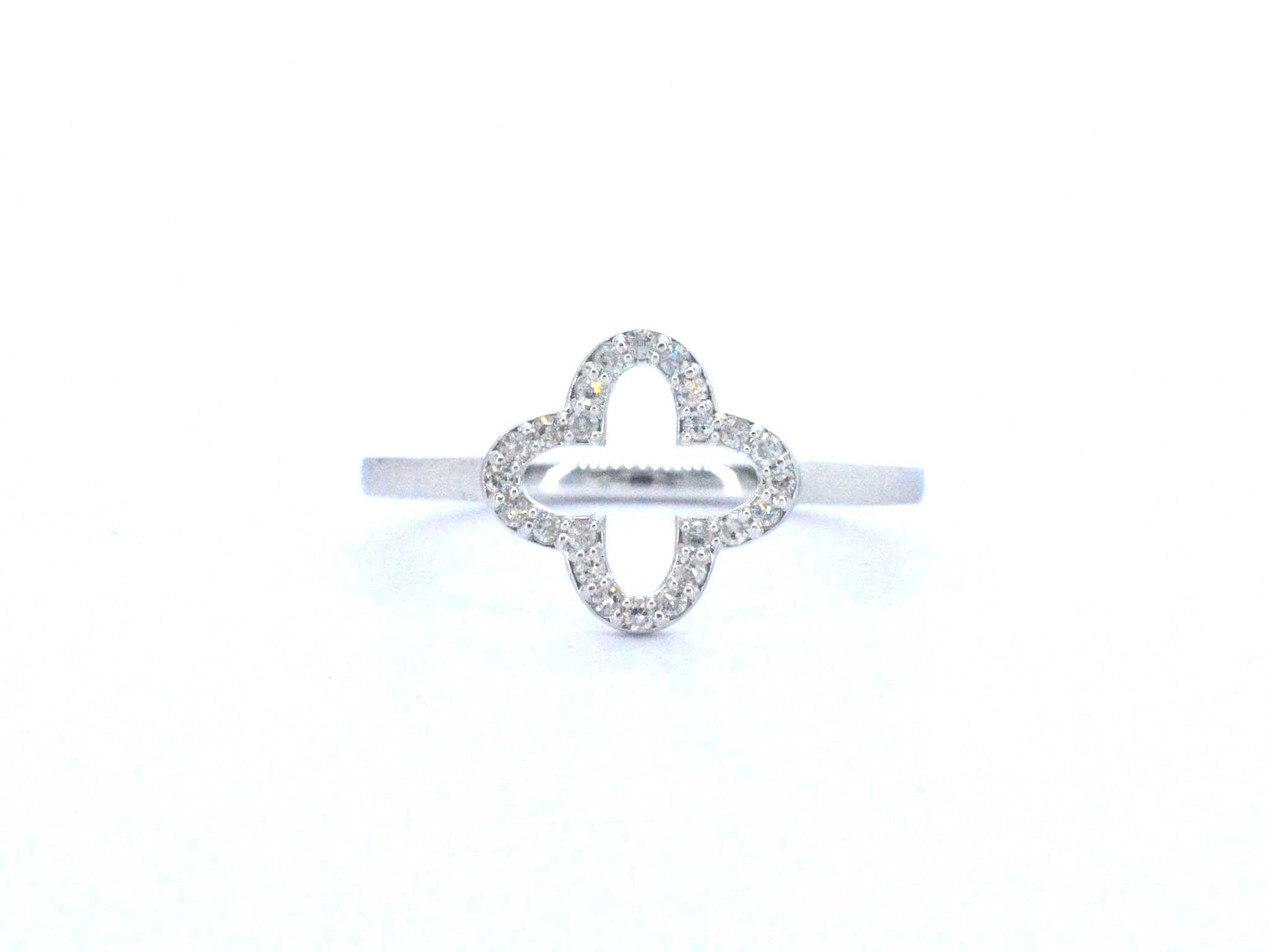 Witgouden ring met een open klaver vier motief gezet met diamanten