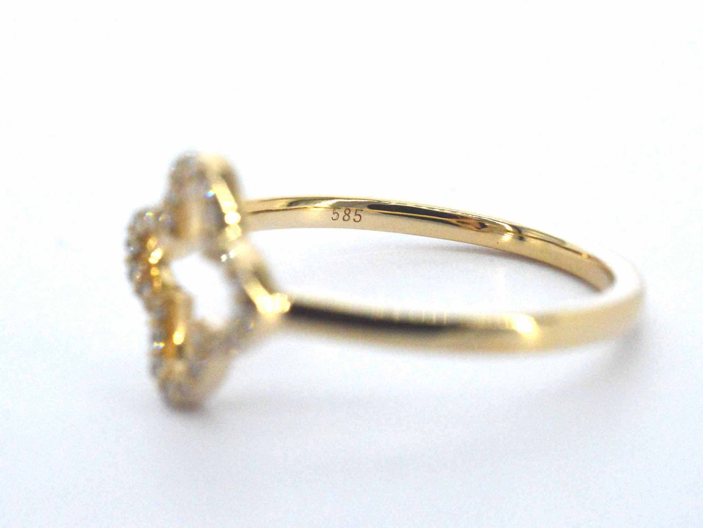 Gouden ring met een open klaver vier motief gezet met diamanten