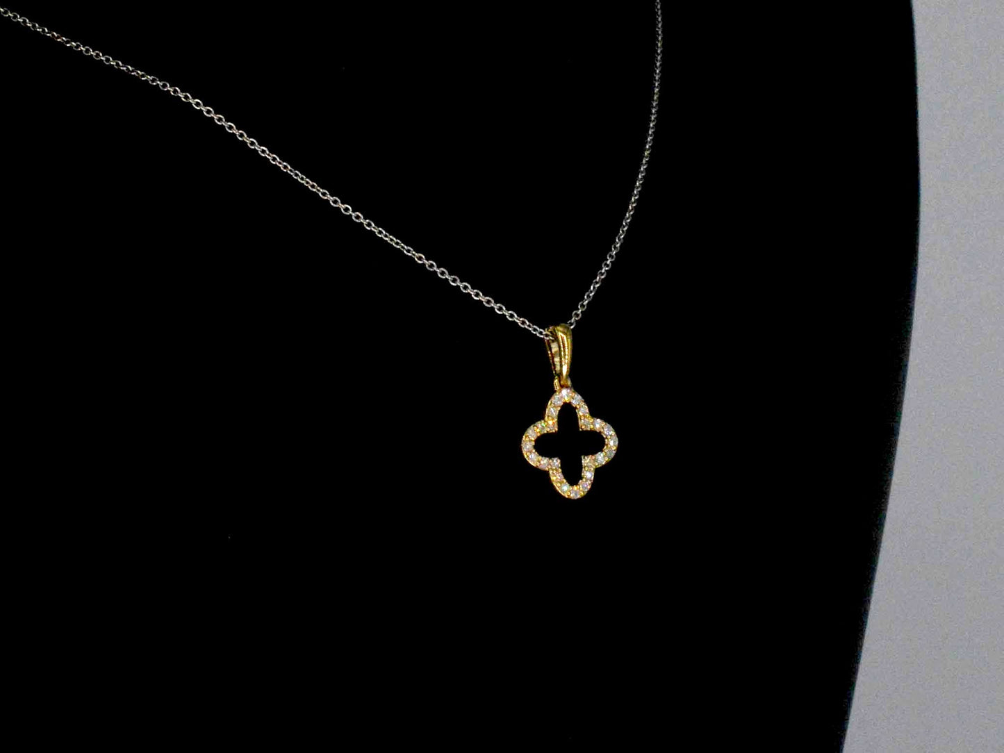 Gouden hanger in klaver vier vorm met diamanten