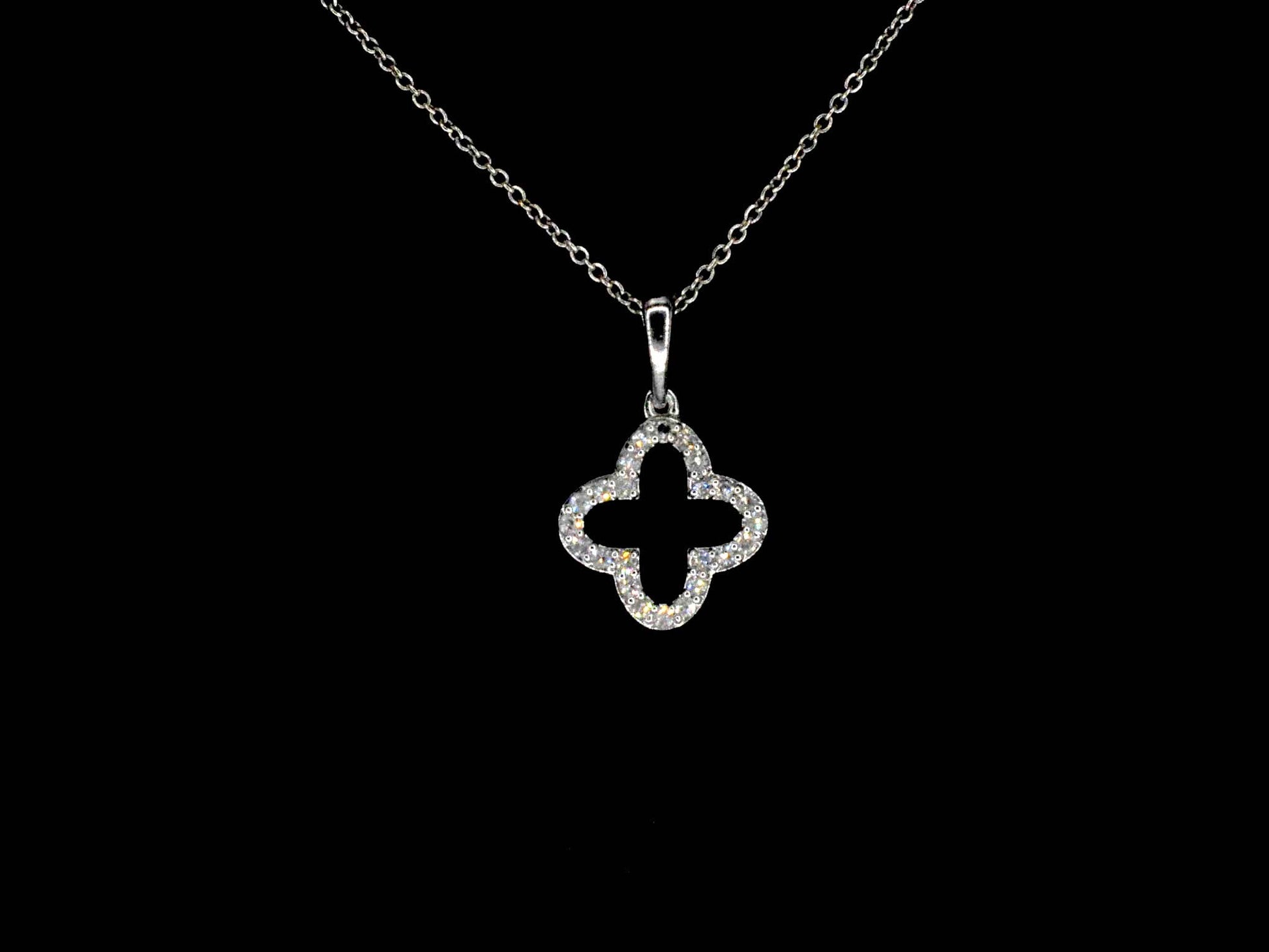 Witgouden hanger in klaver vier vorm met diamanten