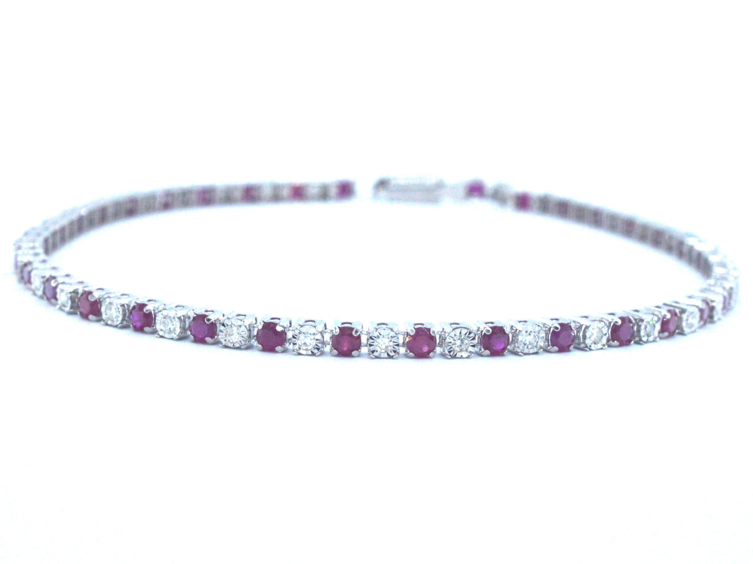 Witgouden tennisarmband met diamanten en robijnen