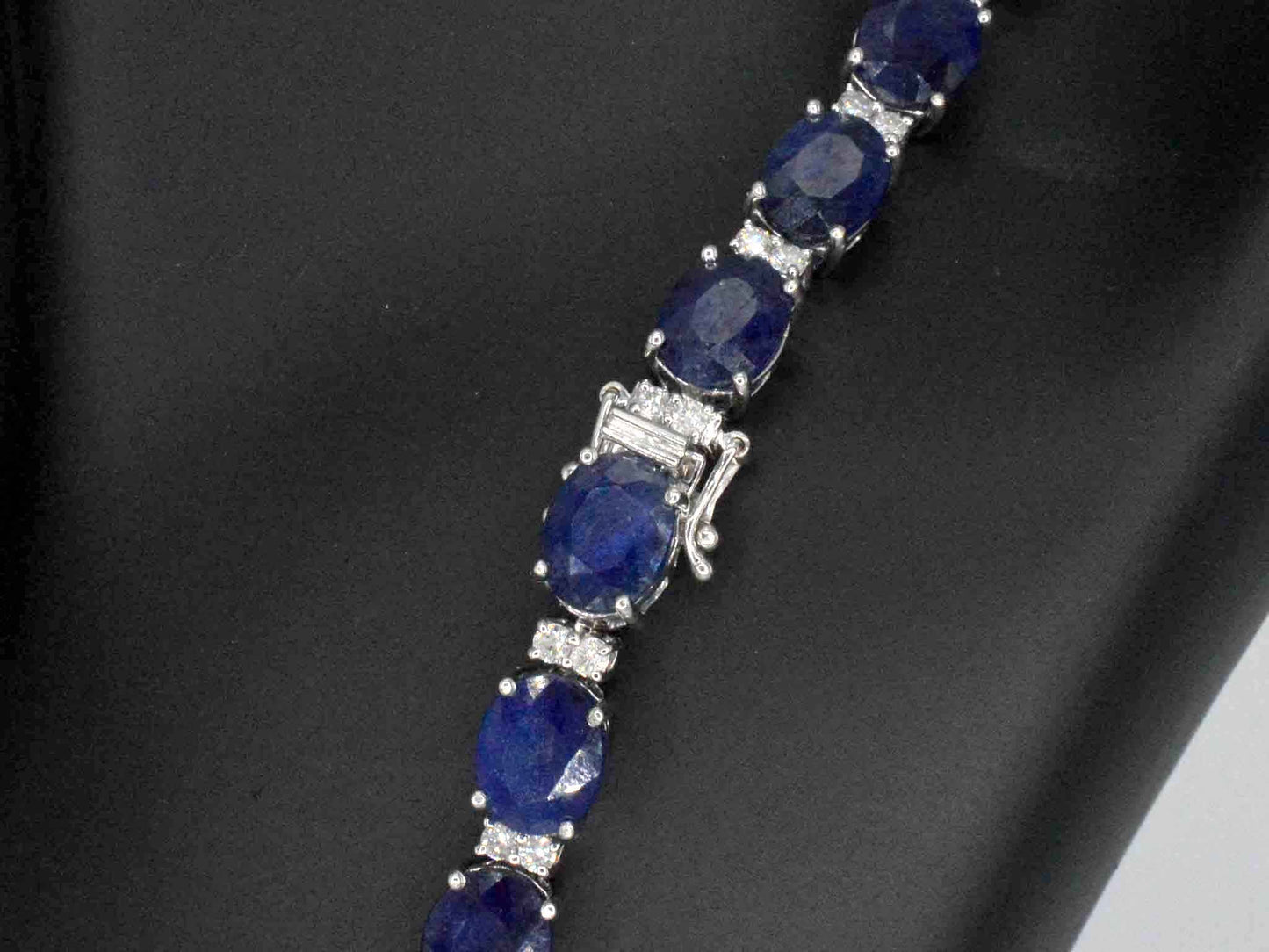 Tenniscollier met grote saffieren en natuurlijke diamanten