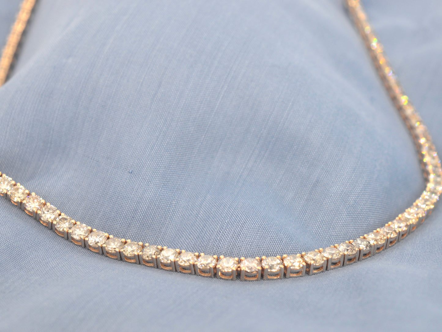 Gouden collier met briljant geslepen diamanten