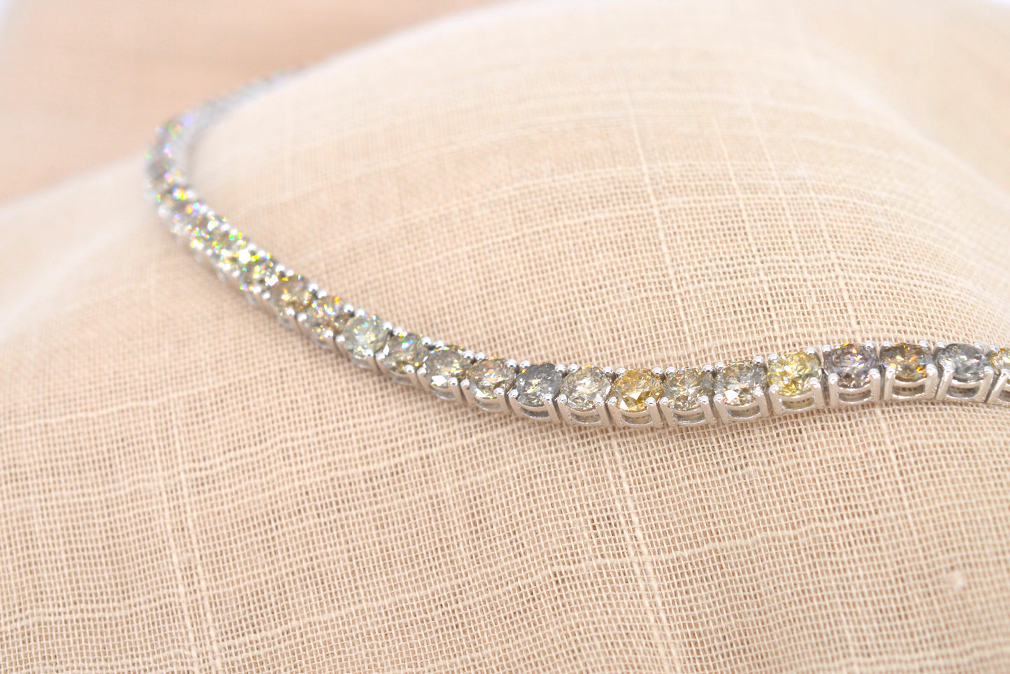 Witgouden collier met briljant geslepen diamanten 30.00 carat