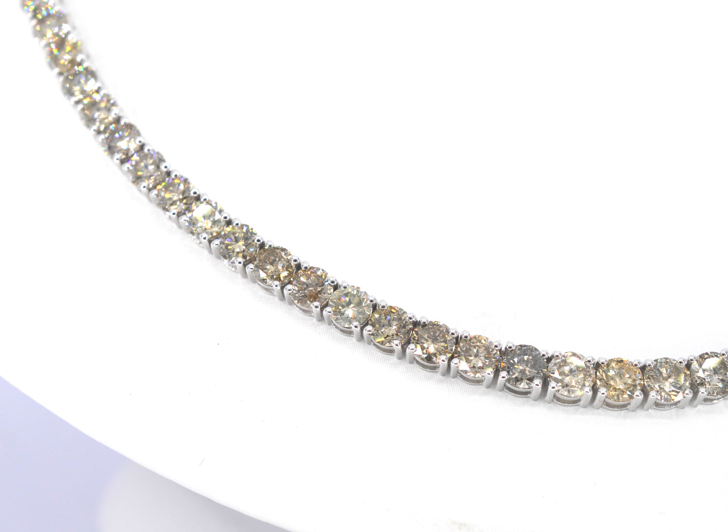 Witgouden collier met briljant geslepen diamanten 30.00 carat