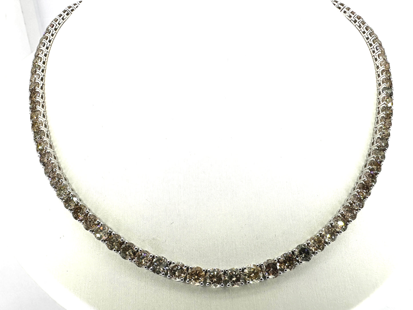 Witgouden collier met briljant geslepen diamanten 30.00 carat