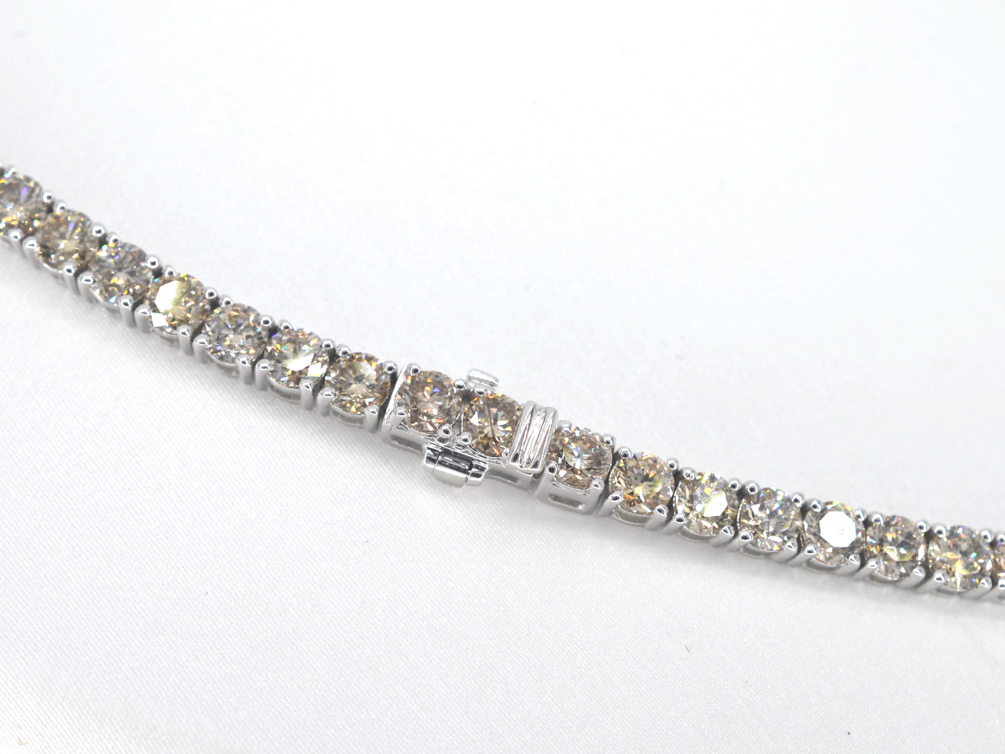 Witgouden collier met briljant geslepen diamanten 30.00 carat