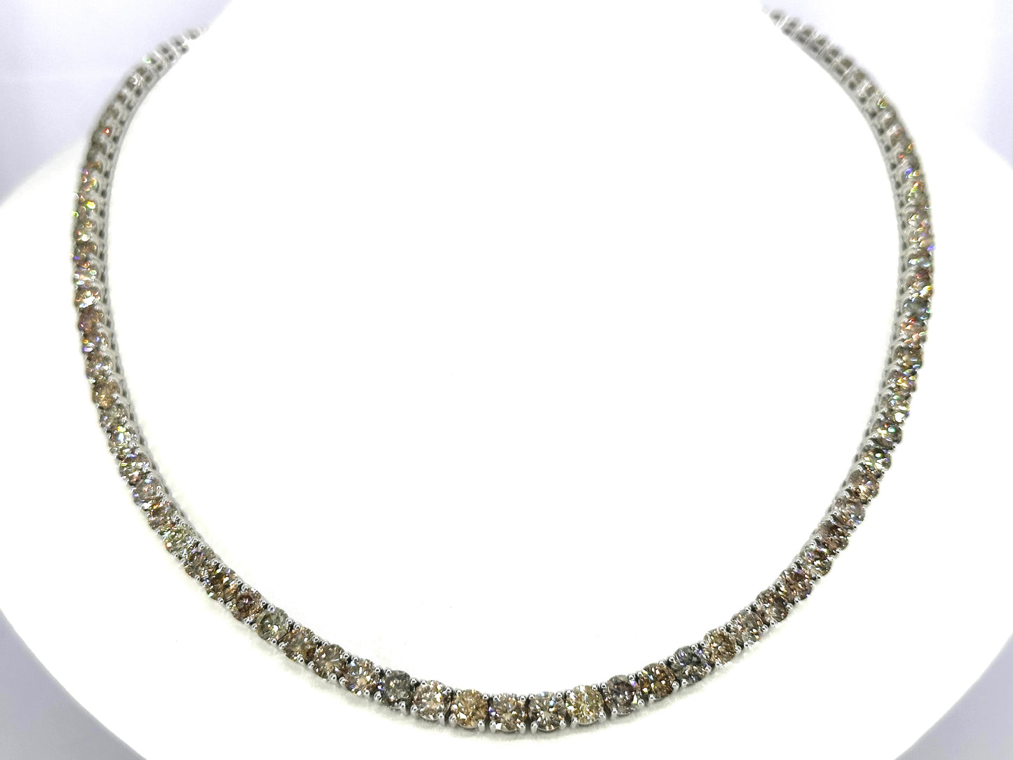 Witgouden collier met briljant geslepen diamanten 30.00 carat