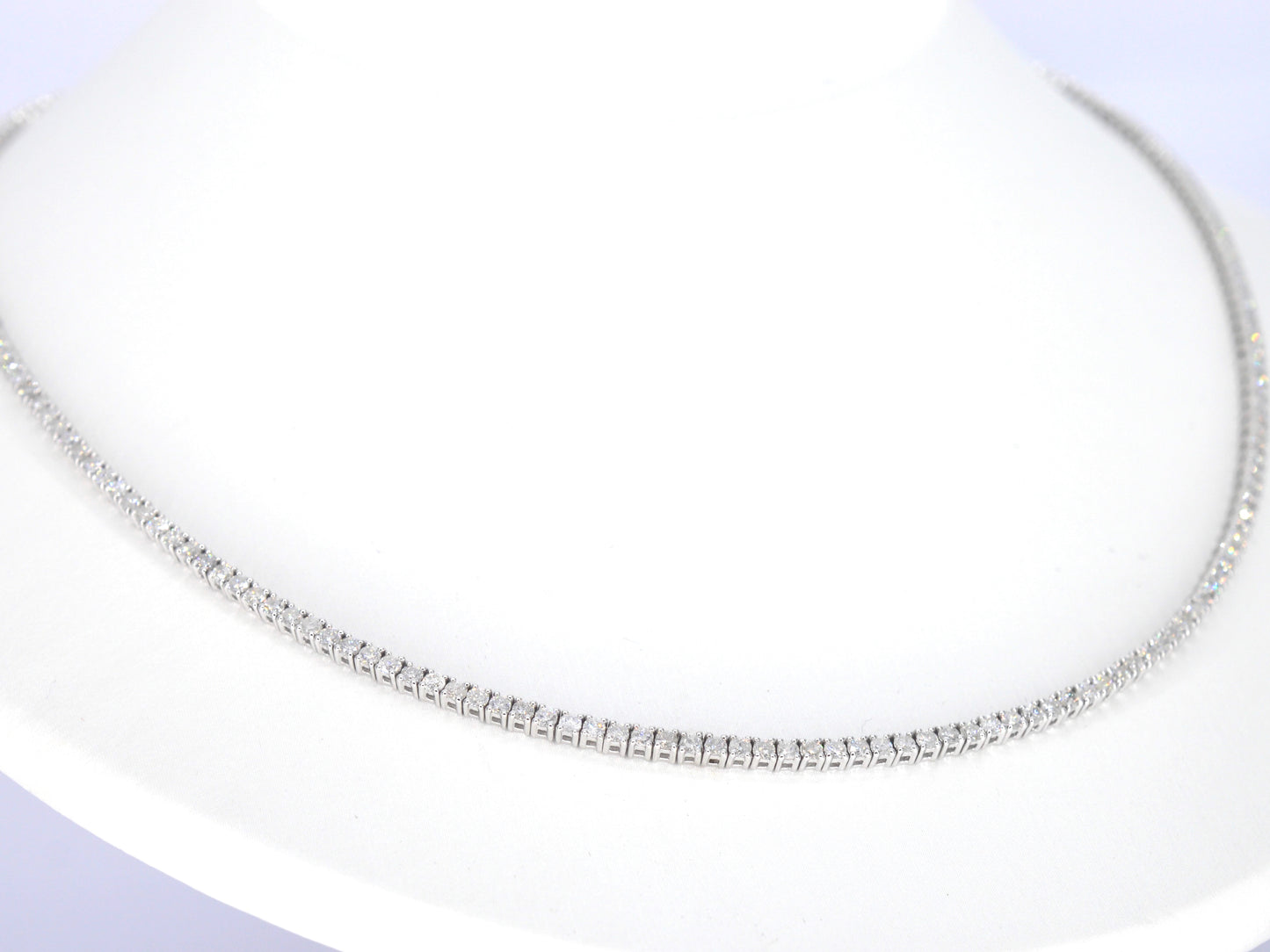 Witgouden collier met briljant geslepen diamanten