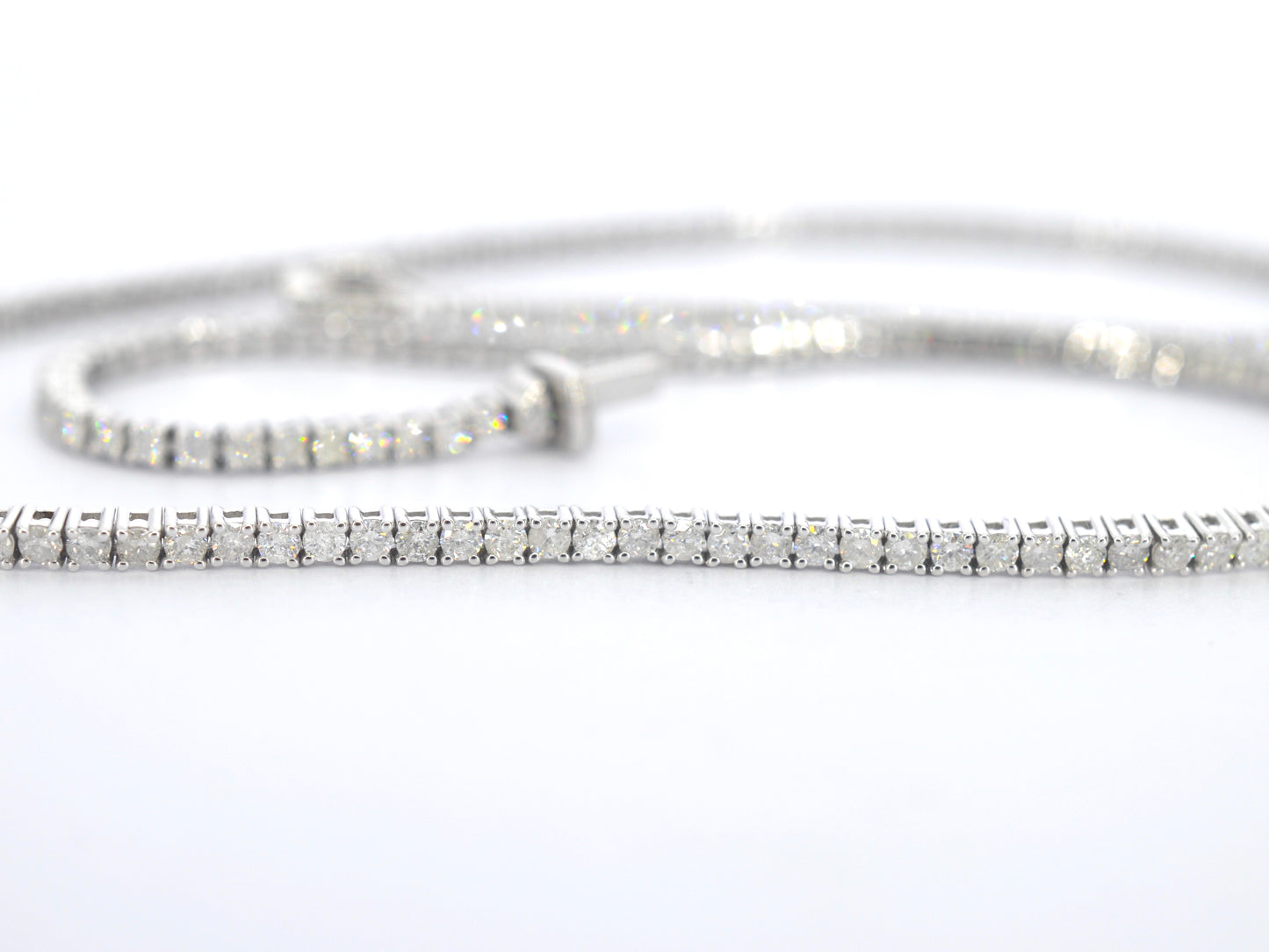 Witgouden collier met briljant geslepen diamanten