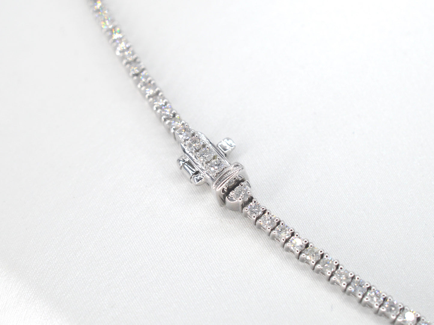 Witgouden collier met briljant geslepen diamanten