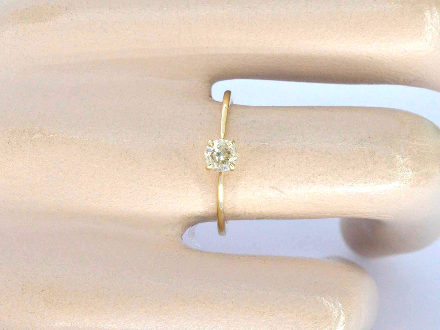 Gouden ring solitair met natuurlijke briljant geslepen diamanten